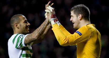 Los jugadores del Celtic celebran la victoria.