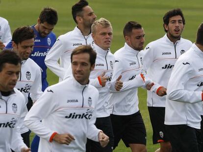 La plantilla del Valencia, en el entrenamiento del lunes. 