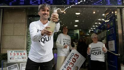 Pablo Seivane, gerente de El Filón de Oro de A Coruña, celebra el segundo premio que ha repartido su administración de loterías.