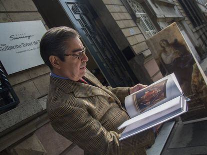 Fernando Tovar de Teresa muestra el catalogo de la colección expuesta en la casa museo de su hermano, Guillermo Tovar de Teresa.