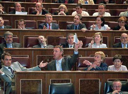 Amparo Valcarce (segunda por la derecha en la tercera fila), en el Congreso de los Diputados en 2003.