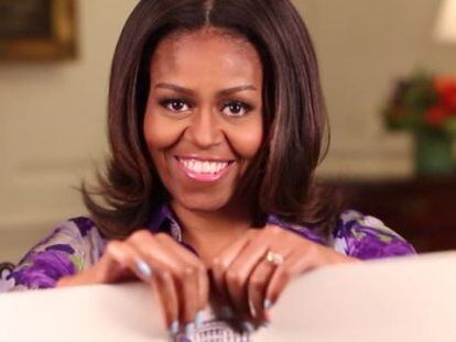Michelle Obama rompiendo el cartel de la prohibici&oacute;n.