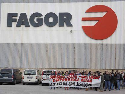 Trabajadores de Edesa Industrial protestan este martes ante la f&aacute;brica de la antigua Fagor en Mondrag&oacute;n.