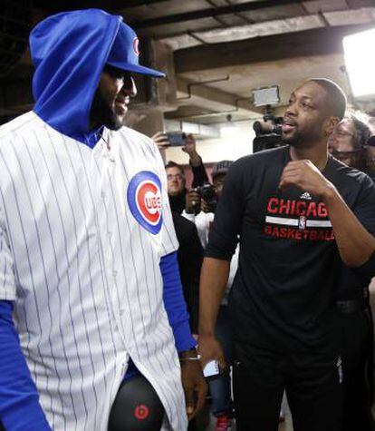LeBron, tras perder una apuesta con Wade, llega disfrazado con el uniforme de los Chicago Cubs, campeones de la Liga de béisbol.