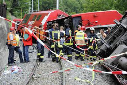 Policías y bomberos participan en las labores de rescate tras el descarrilamiento de un tren turístico en Suiza que ha causado la muerte de una persona.