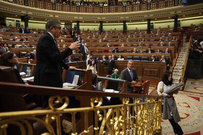 Los diputados de Vox abandonan el hemiciclo mientras interviene el portavoz del PSOE en el Congreso, Patxi López.