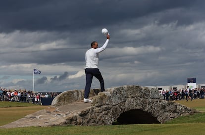 Tiger Woods, sobre el Swilken Bridge de St Andrews durante el último Open Británico.