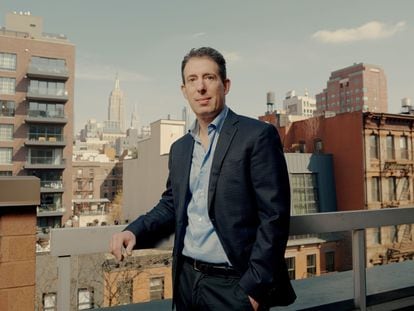 Eric Klinenberg, retratado en la terraza de su apartamento en Nueva York.
