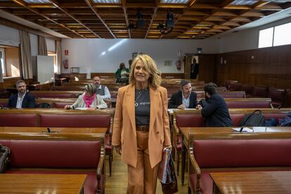 La presidenta interina de RTVE, Elena Sánchez, prevé que casi 30.000 personas se inscriban a la convocatoria de las oposiciones pues hay “máxima expectación” ya que desde hace quince años no se realizan estas pruebas en el ente público. Hasta el momento se han inscrito 10.000 personas. Estos fueron algunos de los datos facilitados por Sánchez en su comparecencia en el Senado ante en la Comisión Mixta de Control Parlamentario de la Corporación RTVE y sus Sociedades. La 1.082 plazas que se ofertan se reparten en cuatro procesos: solo de méritos (255 plazas); de méritos y pruebas no eliminatorias (60); proceso libre (713) y proceso libre para candidatos con capacidad disminuida (54).