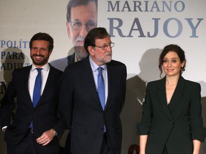 Pablo Casado, Mariano Rajoy e Isabel Díaz Ayuso, durante la presentación del libro del expresidente, ‘Política para adultos’, el pasado 1 de diciembre.