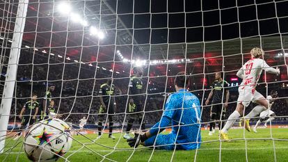 Courtois en el suelo después del primer gol del Leipzig, obra de Gvardiol.