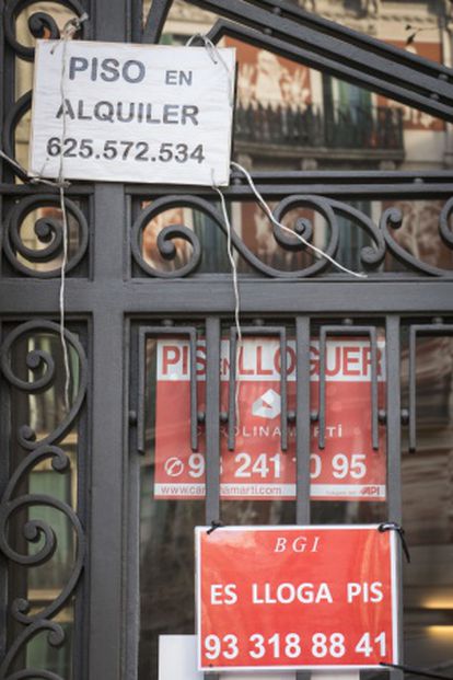 Carteles de alquiler en un portal de Barcelona, en una imagen de archivo.