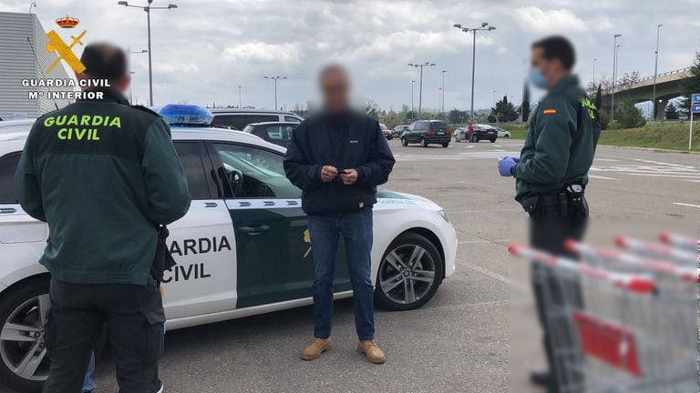 Agentes, con el sancionado, en el momento de los hechos GUARDIA CIVIL LA RIOJA 25/03/2020 