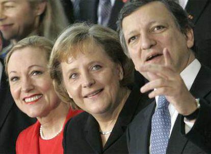 Angela Merkel (centro) y José Manuel Durão Barroso, en la foto de familia de la reunión, ayer en Berlín.