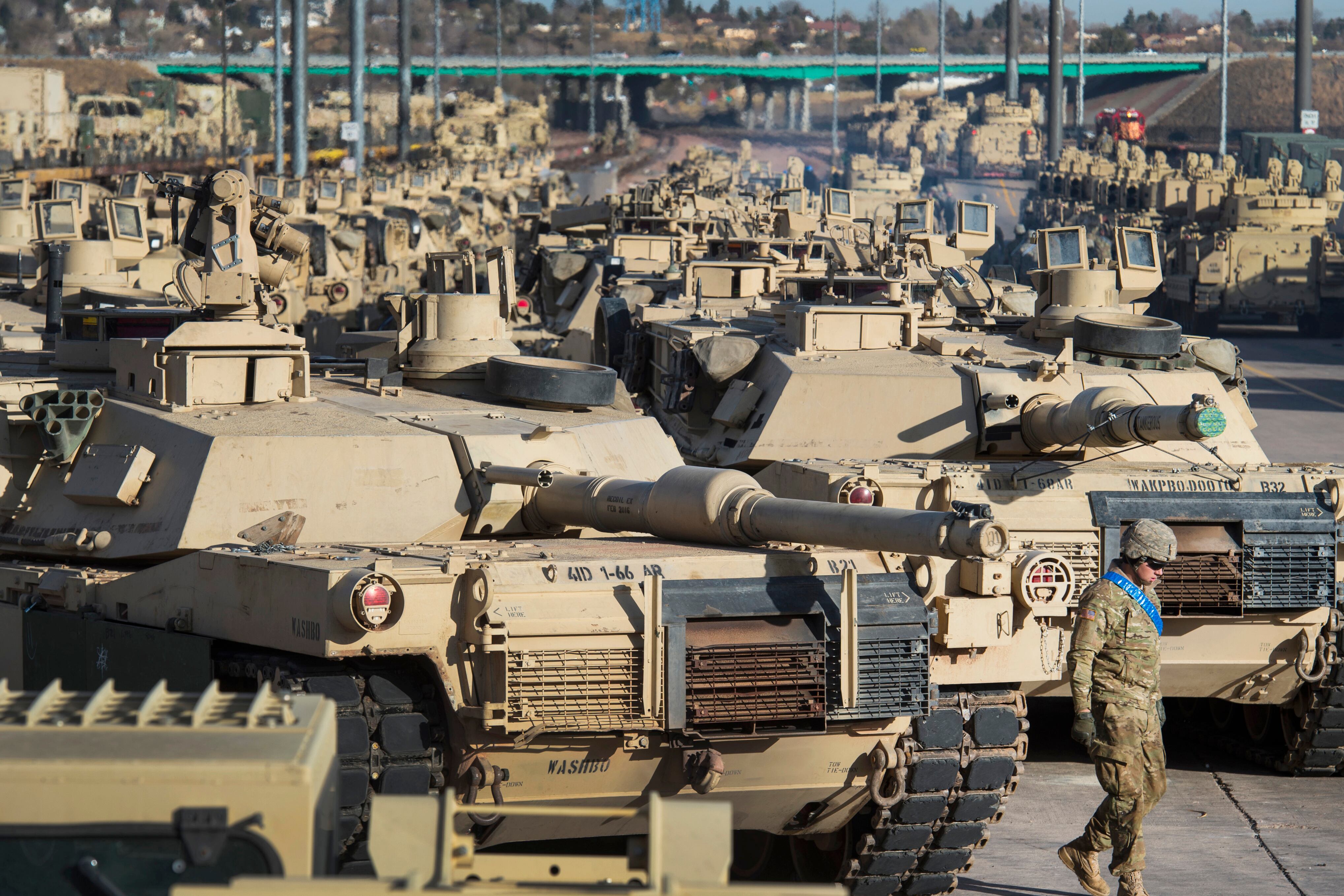 Un soldado pasea frente a varios tanques M1 Abrams, el modelo que EE UU enviará a Ucrania.