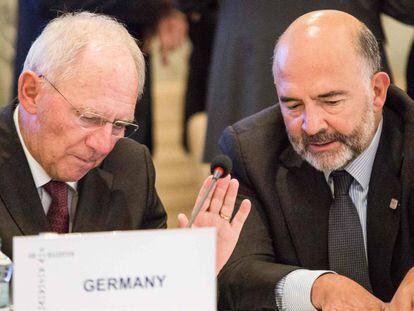 El ministro alemán Wolfgang Schäuble (izq.) habla con el comisario de Asuntos Económicos, Pierre Moscovici.