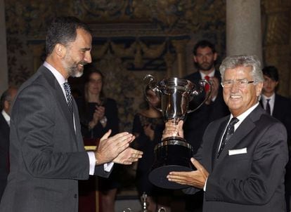 El príncipe Felipe entrega el premio a las Artes y las Ciencias aplicadas al Deporte al periodista radiofónico Pepe Domingo Castaño.