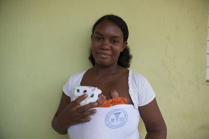 Una joven dominicana cuida a su hijo con el método canguro.