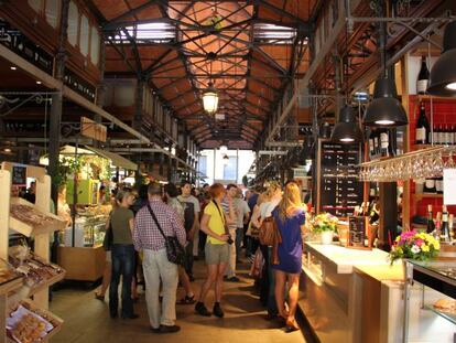 Turistas en el mercado de San Miguel.