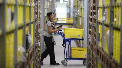 Una empleada de Amazon en el almacén de San Fernando de Henares (Madrid).