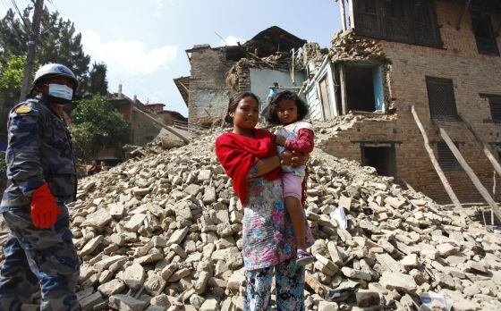 Neisha y su madre posan frente a lo que queda de su casa tras el terremoto.