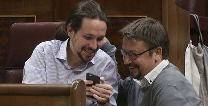 Los diputados del grupo parlamentario de Podemos, Pablo Iglesias y Xavier Domenech.