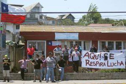 Sindicalistas portuarios se manifiestan durante una huelga en el puerto de San Antonio, a 108 kilómetros al suroeste de Santiago (Chile), el 15 de enero de 2014.