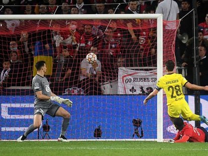 César Azpilicueta marca el gol del triunfo ante el Lille. afp