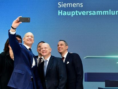 El consejero delegado de Siemens, Roland Busch, se toma una fotografía con miembros de su junta directiva durante la presentación de resultados del pasado febrero.