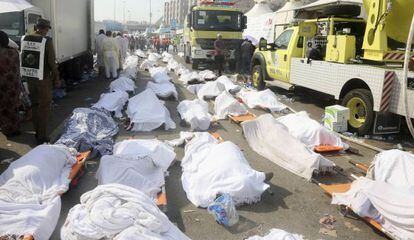 Decenas de cadáveres yacen en una calle de Mina tras la estampida.