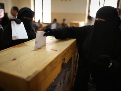 Una mujer vota en un colegio electoral de El Cairo.