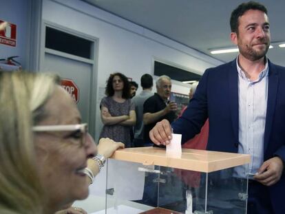 El candidat a l'alcaldia de Badalona, Álex Pastor, vota en la consulta.