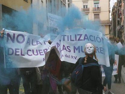 Un grupo de manifestantes protesta en el Raval de Barcelona.