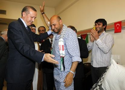 El primer ministro turco, Recep Tayyip Erdogan, saluda a uno de los heridos en un hospital de Ankara.