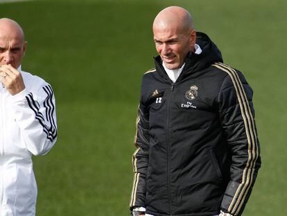 David Bettoni y Zinedine Zidane, en un entrenamiento del Real Madrid en Valdebebas.