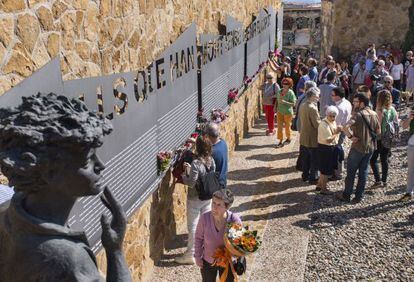 Un momento del homenaje a las víctimas del franquismo en Tarragona. En primer plano, Montse Giné.