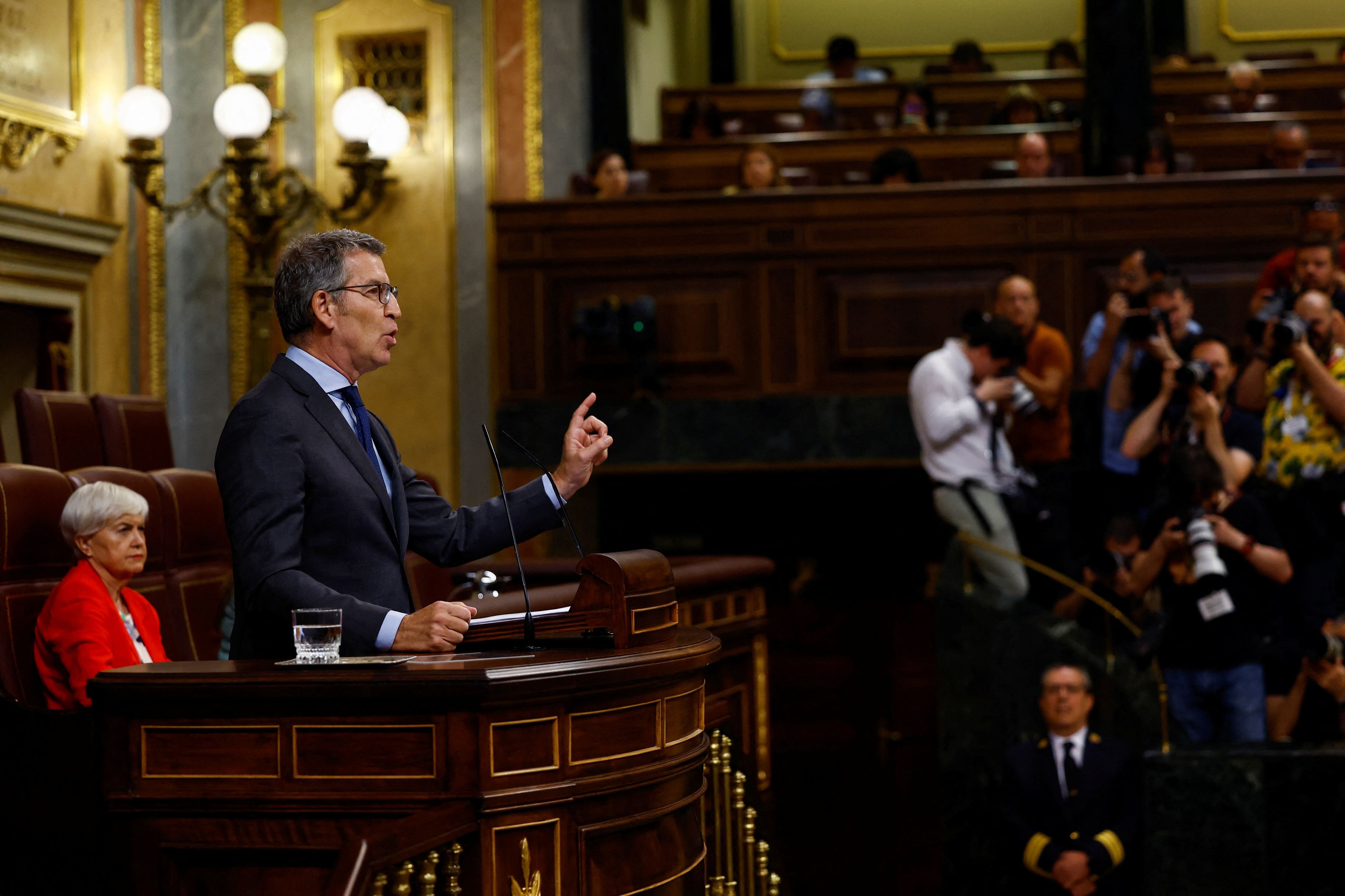 Feijóo se parapeta en los gobiernos del PP y retrasa su recurso contra la amnistía ante el Constitucional