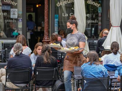 Una camarera atiende a varios clientes de una terraza de Versalles (al oeste de París), en julio pasado.