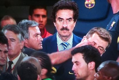 José Mourinho mete el dedo en el ojo a Tito Vilanova al término del partido de la vuelta de la Supercopa