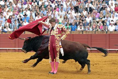 El diestro Manuel Escribano en la faena a su segundo toro en La Maestranza.