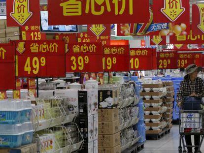 Una mujer hace la compra en un supermercado de Beijing.