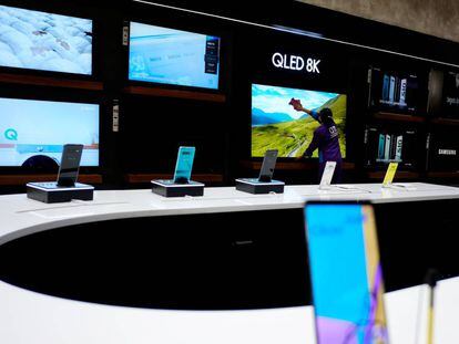 A worker cleans a TV screen at the Samsung store in La Paz