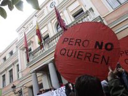 Miembros de la Plataforma de Afectados por la Hipoteca (PAH) se manifiestan ante la Junta Municipal de Puente de Vallecas en protesta por los desahucios.