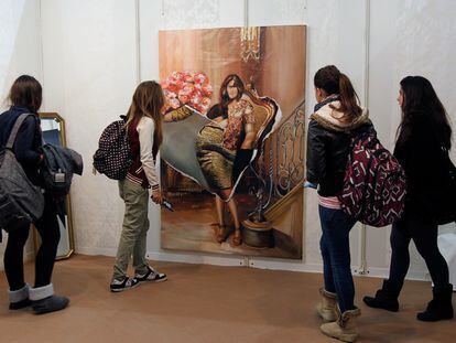 Unas chicas visitan una exposición de jóvenes talentos en Getxo (Bizkaia).