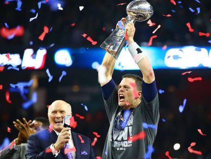 Tom Brady alza el trofeo Vince Lombardi