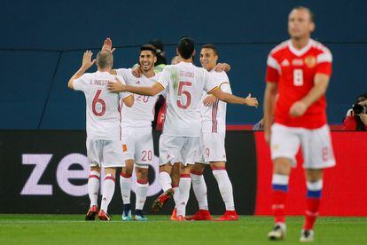 Los jugadores de la selección española celebran el primer gol del partido, marcado por Jordi Alba.