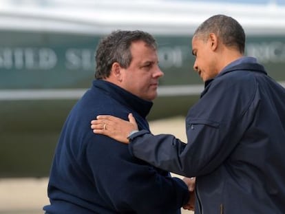 Barack Obama charla con el gobernador de Nueva Jersey, Chris Christie.