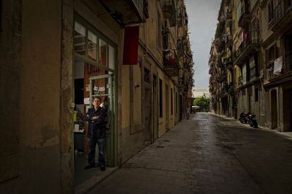 Paco Camarasa custodia la entrada de su famosa librería Negra y Criminal, un templo de la novela negra.