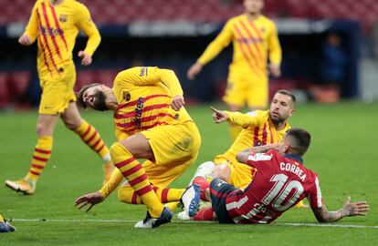 Momento en el que Correa se cae sobre Piqué y le lesiona.
