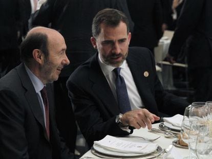 El Pr&iacute;ncipe de Asturias, junto a Alfredo P&eacute;rez Rubalcaba, en la cena oficial de la XXII Cumbre Iberoamericana de C&aacute;diz.